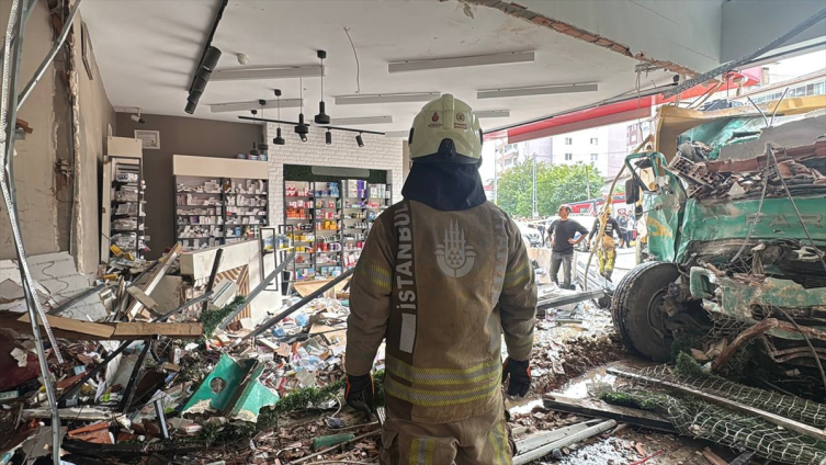 Pendik'te hafriyat kamyonu eczaneye daldı: 7 yaralı